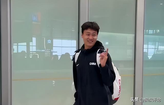 od体育平台-中国男篮凯旋而归！赵睿廖三宁脸带笑容与球迷互动引关注